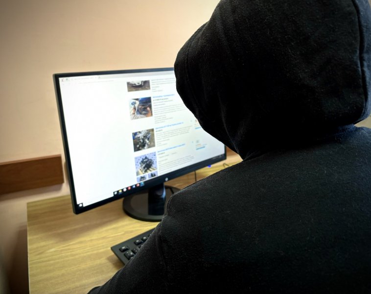Полицейские Алушты установили и задержали подозреваемого в дистанционном мошенничестве, действовавшего в Интернет-сети
